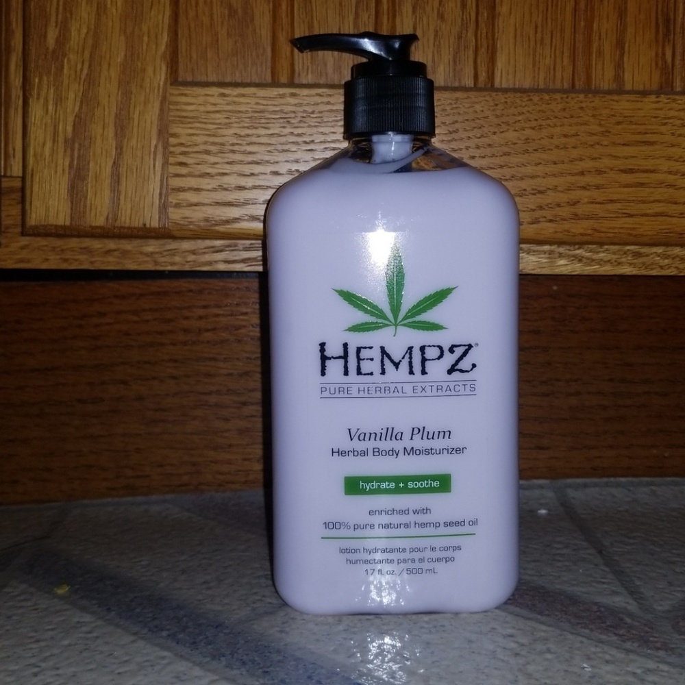 Hempz Herbal Body Moisturizer 17 oz Vanilla Plum